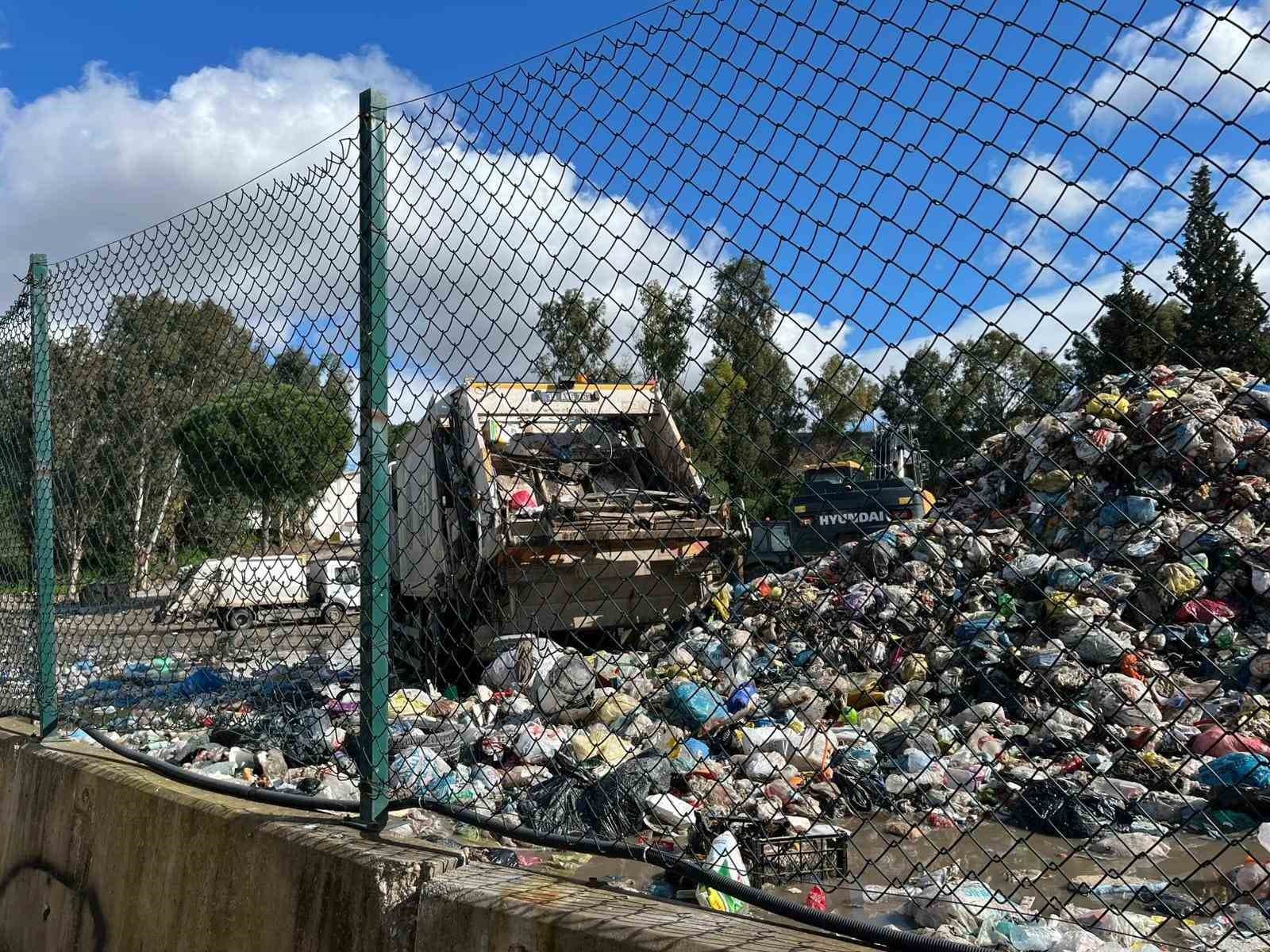 Buca’da çöp krizi: Belediye işçileri bu kez ’Nefes alamıyoruz’ diyerek eylem başlattı