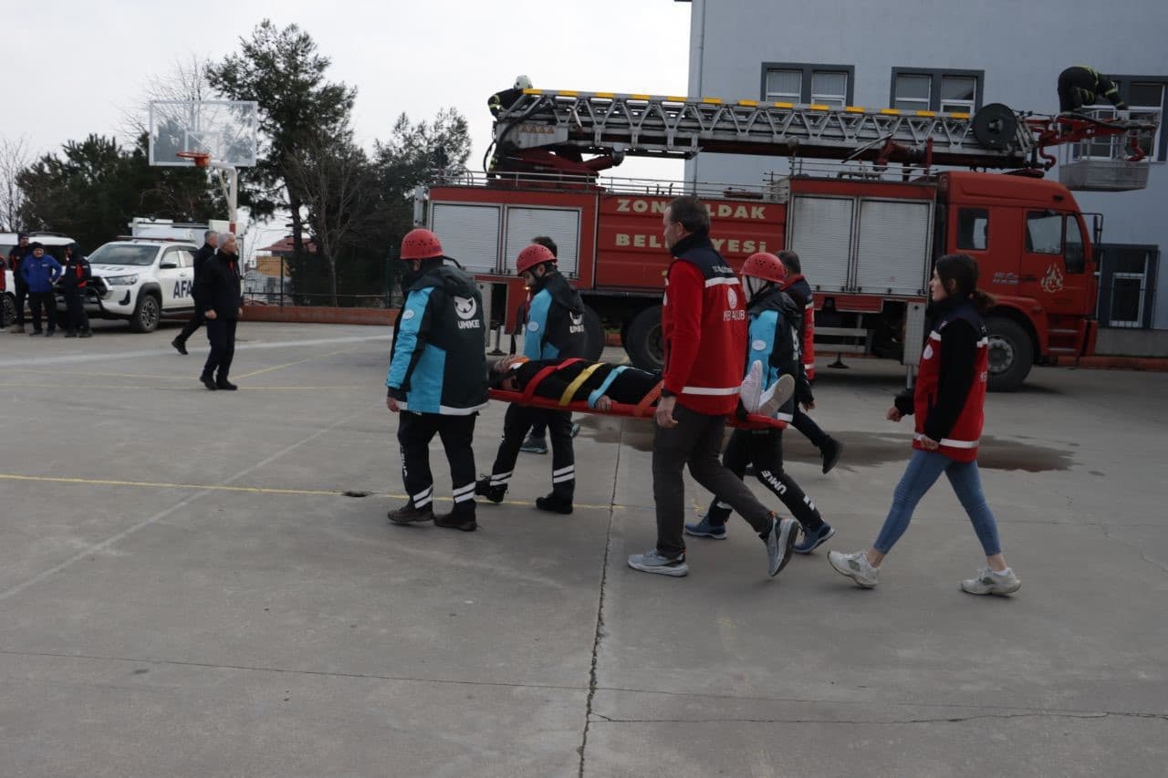 Zonguldak Anadolu Lisesi’nde deprem tatbikatı düzenlendi