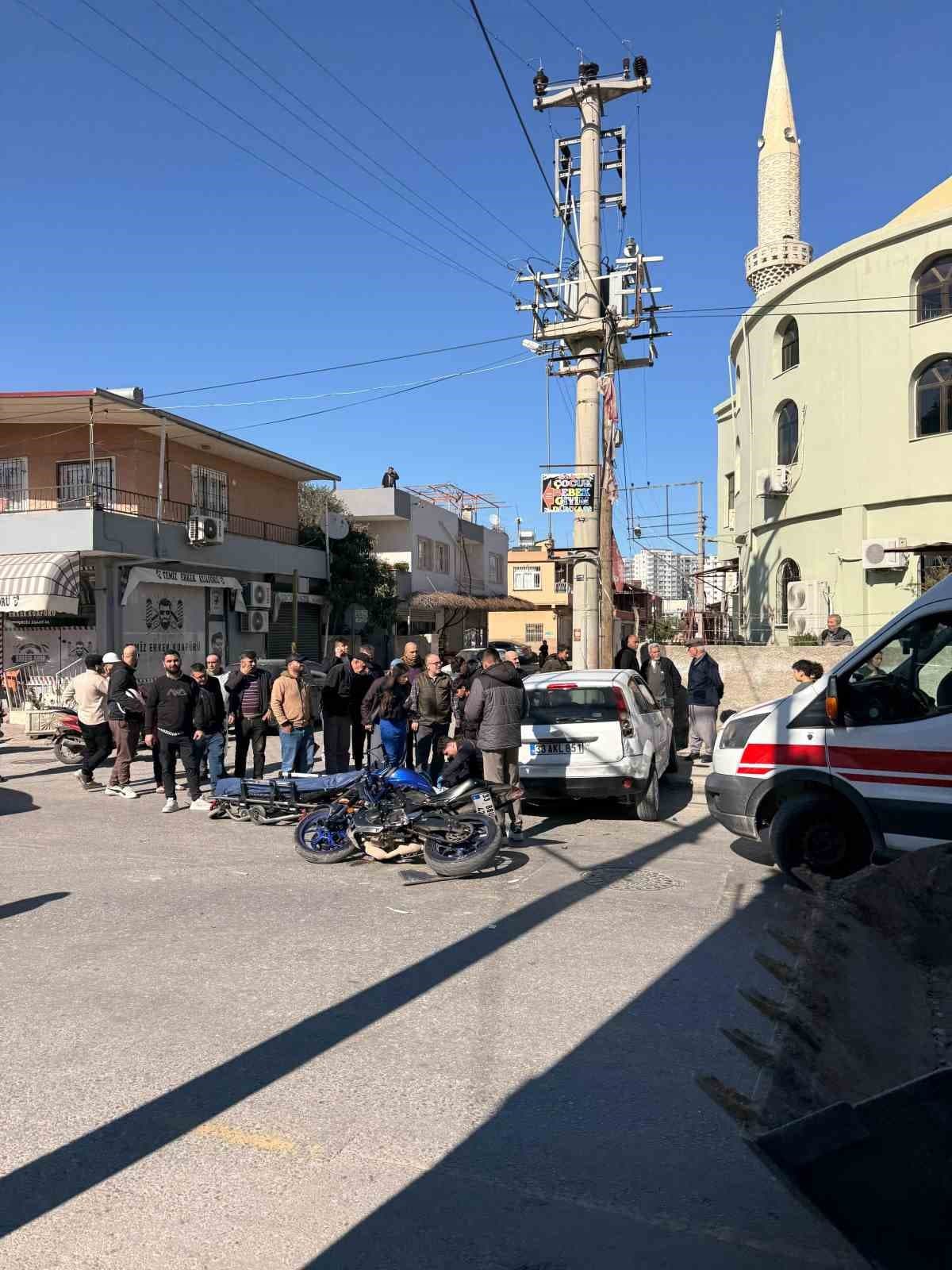 Tarsus’ta otomobil ile motosiklet çarpıştı: 2 yaralı