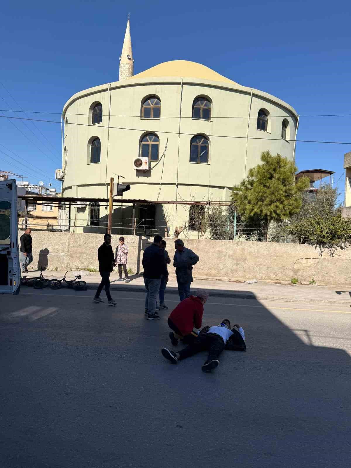 Tarsus’ta otomobil ile motosiklet çarpıştı: 2 yaralı