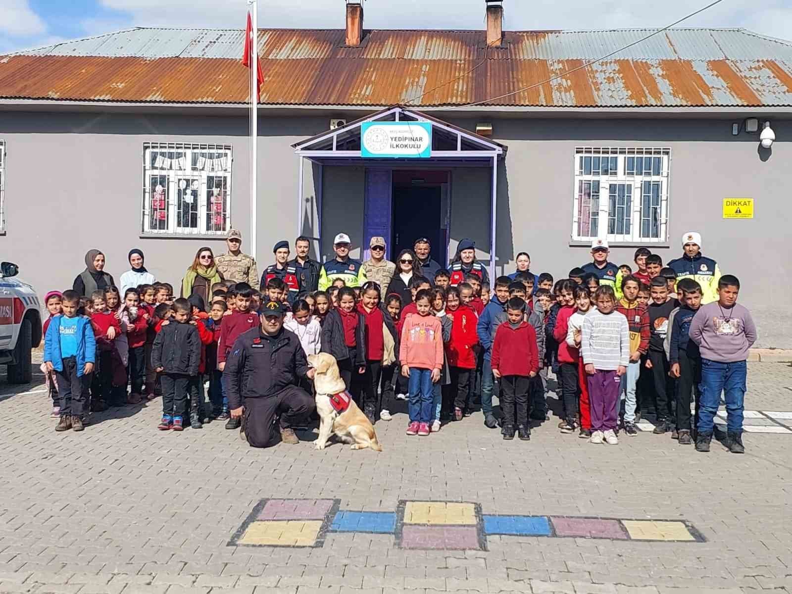 Muş’ta jandarmadan öğrencilere güvenlik ve trafik eğitimi