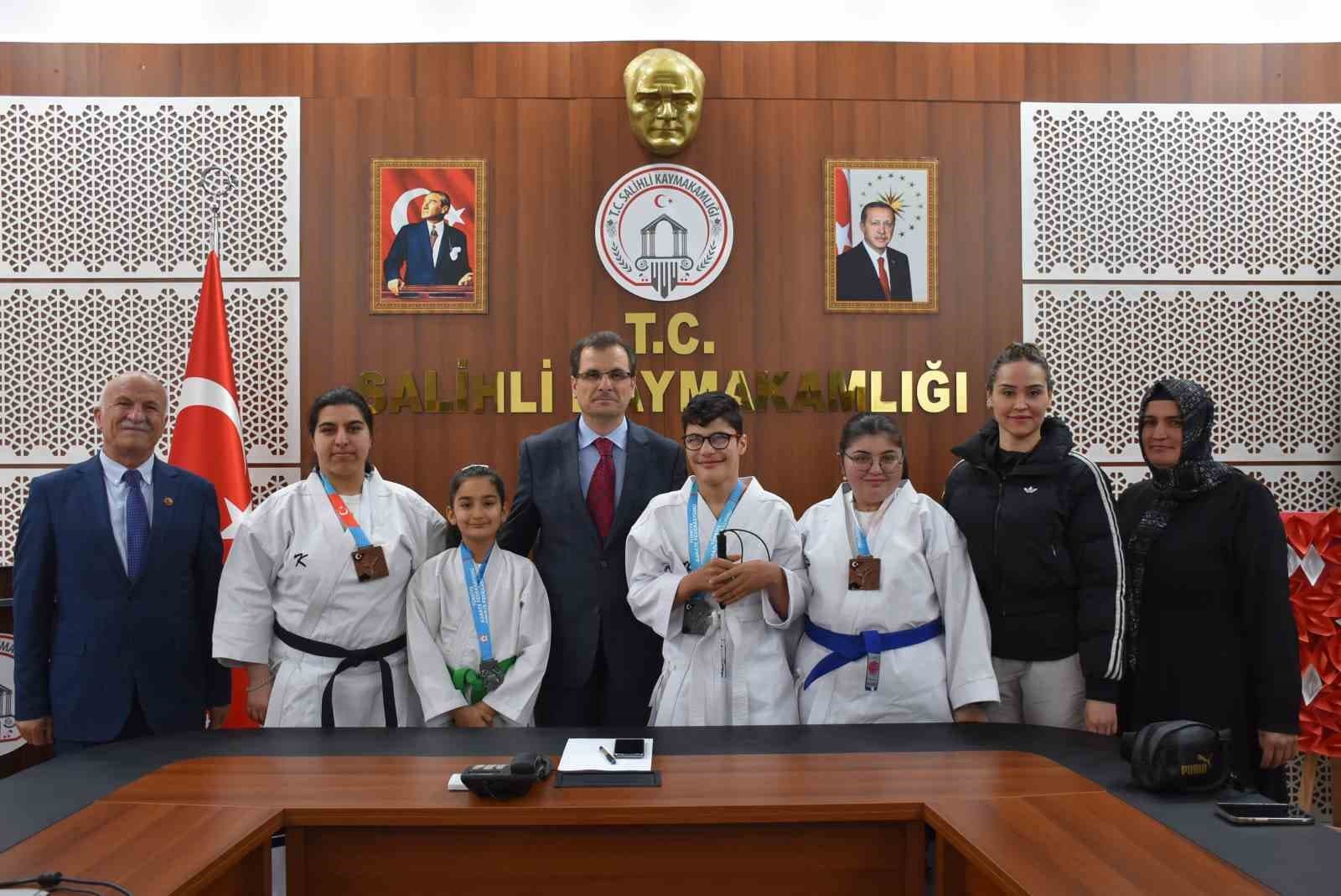 Salihli’nin karate yıldızları Türkiye dereceleriyle gururlandırdı