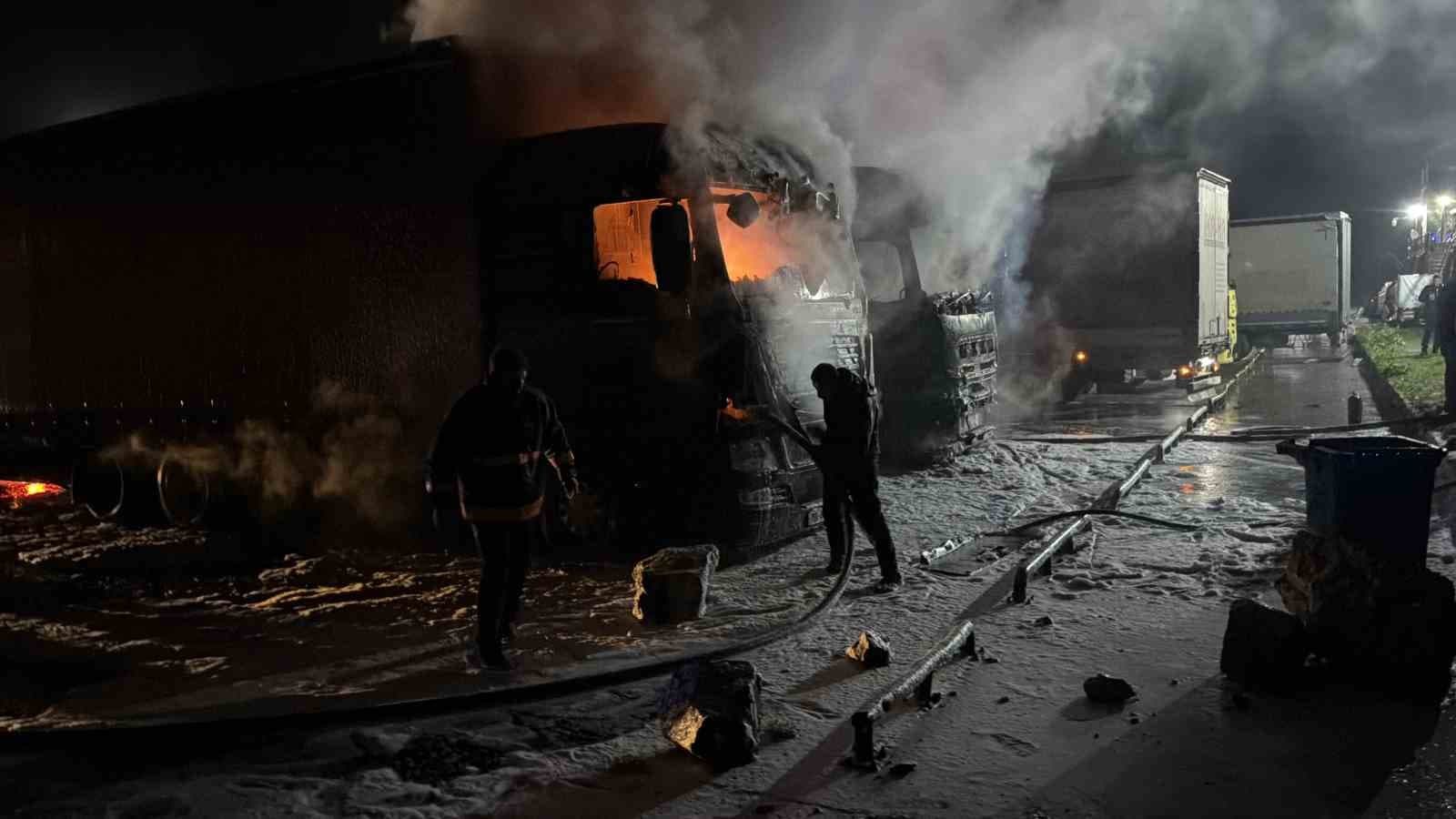 Hopa’da tır parkında yangın; 2 tır kullanılamaz hale geldi