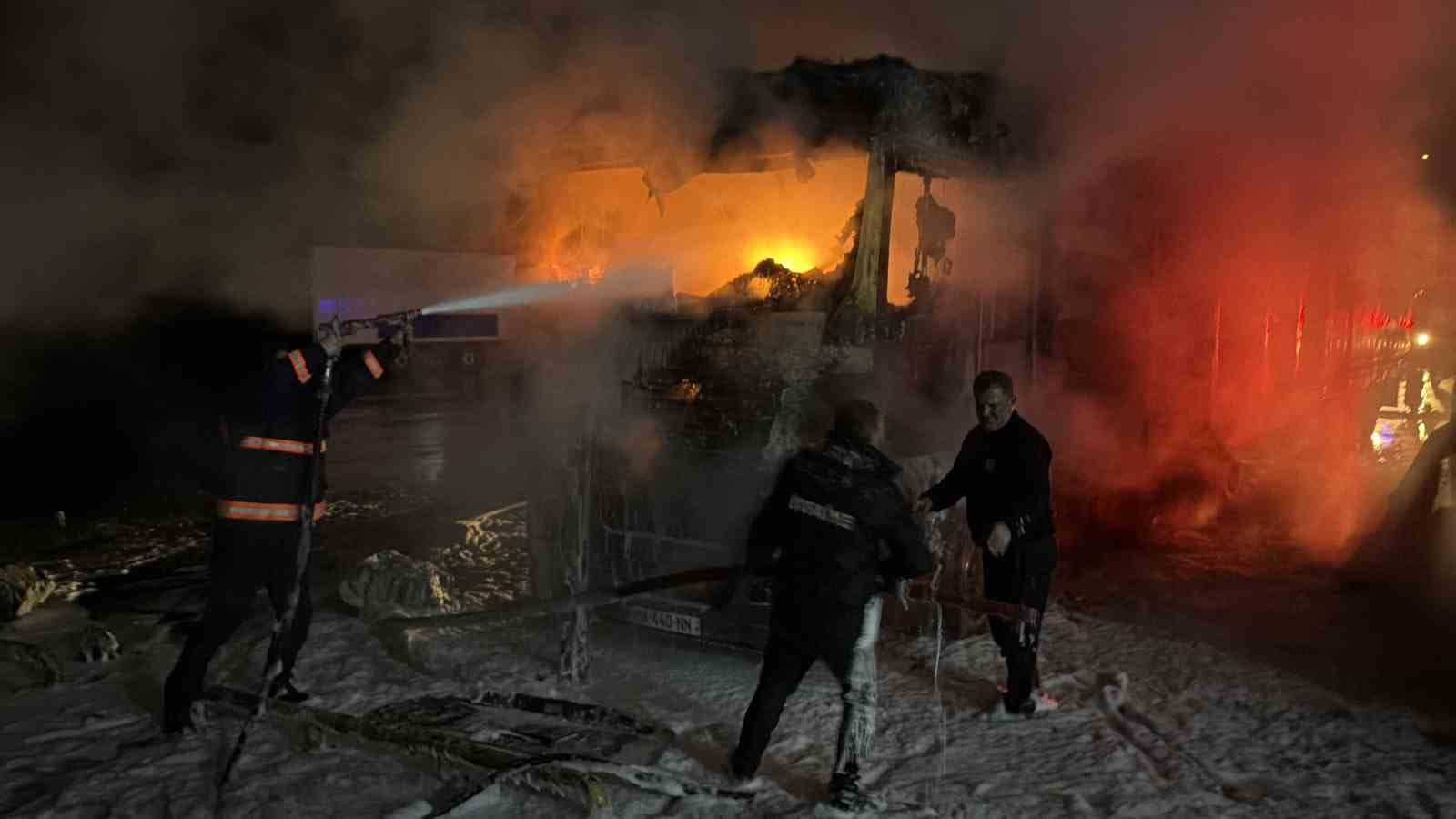 Hopa’da tır parkında yangın; 2 tır kullanılamaz hale geldi