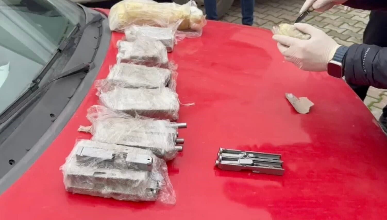 Otomobilin kapılarına zulalanmış cephanelik polis ekiplerince yakalandı