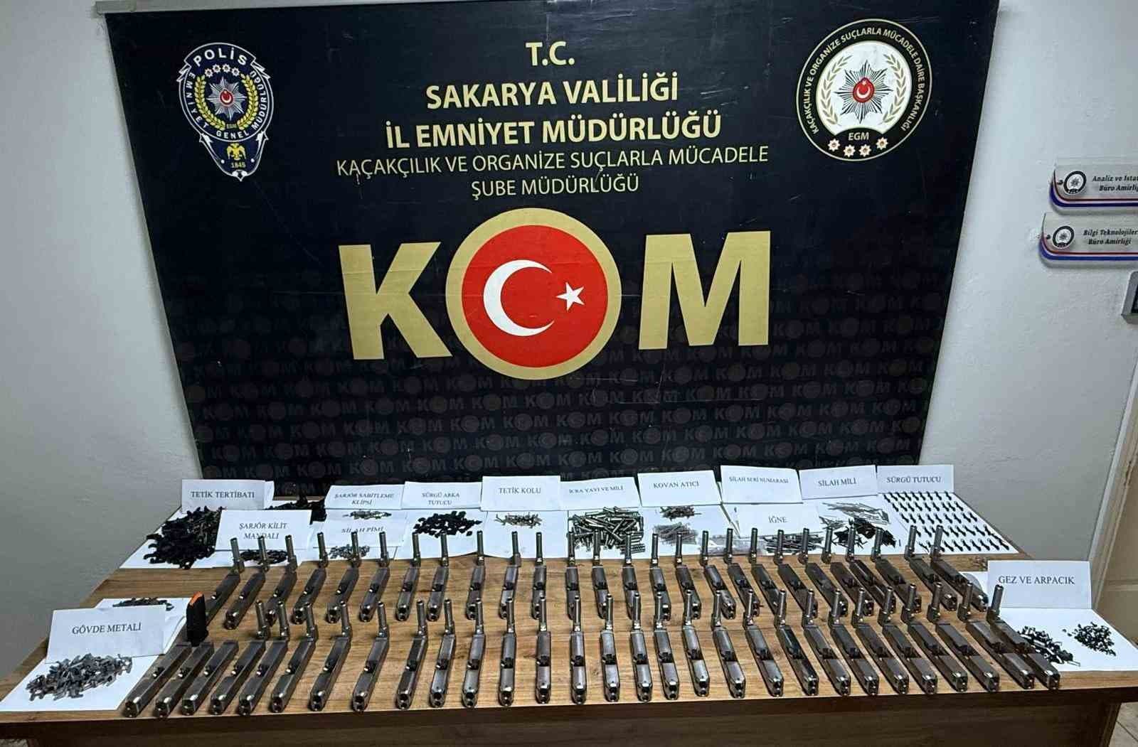Otomobilin kapılarına zulalanmış cephanelik polis ekiplerince yakalandı