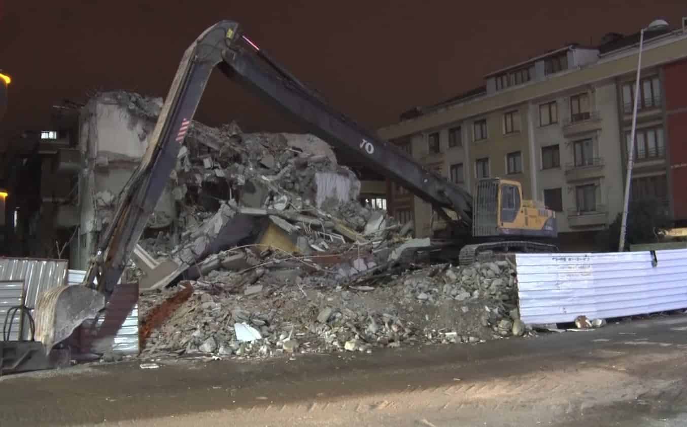 Avcılar’da kentsel dönüşüm kapsamında yapılan yıkım kontrolden çıktı, o anlar kamerada