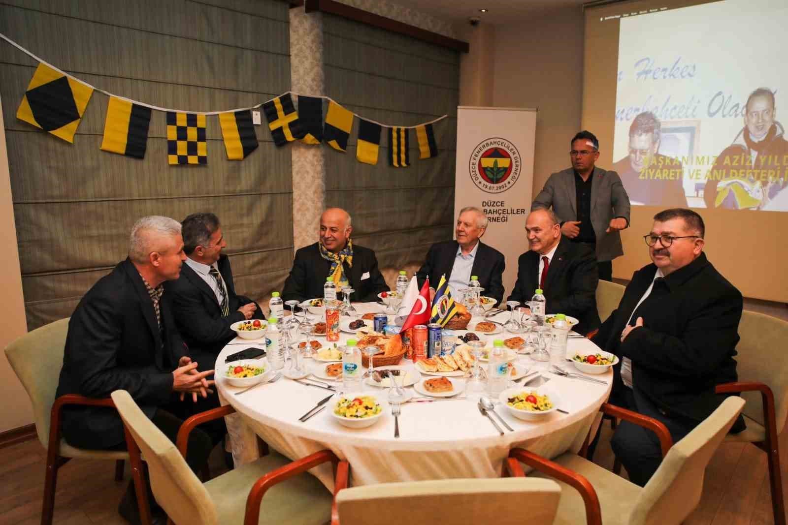 Aziz Yıldırım iftarını Düzce Fenerbahçeliler ile yaptı