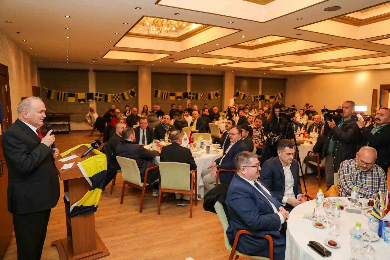 Aziz Yıldırım iftarını Düzce Fenerbahçeliler ile yaptı