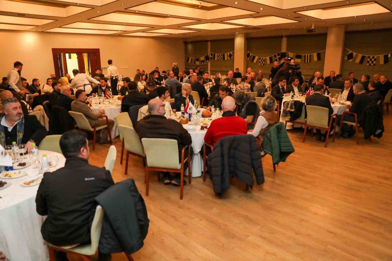 Aziz Yıldırım iftarını Düzce Fenerbahçeliler ile yaptı