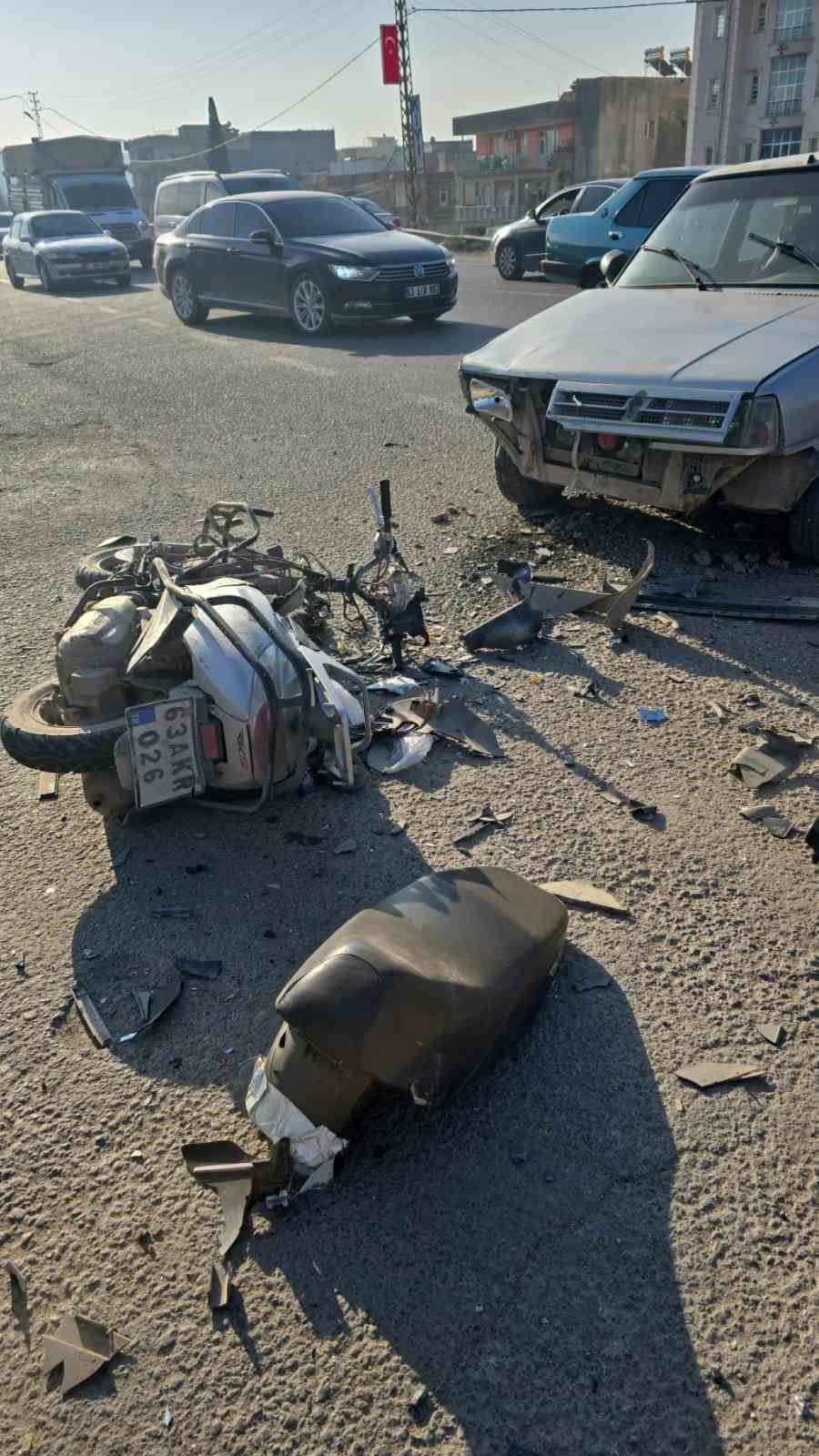 Otomobil ile çarpışan motosiklet sürücüsü ağır yaralandı