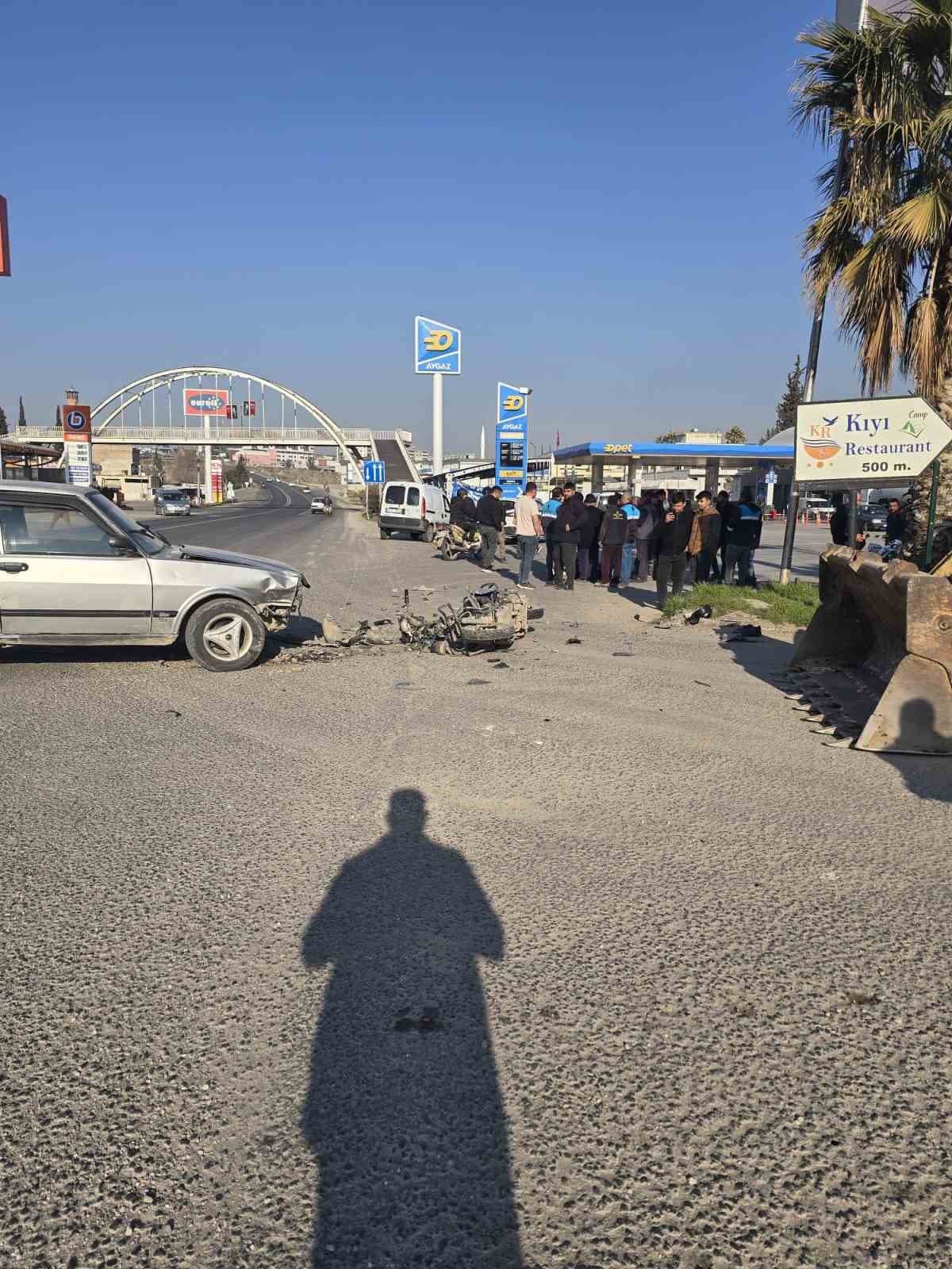 Otomobil ile çarpışan motosiklet sürücüsü ağır yaralandı