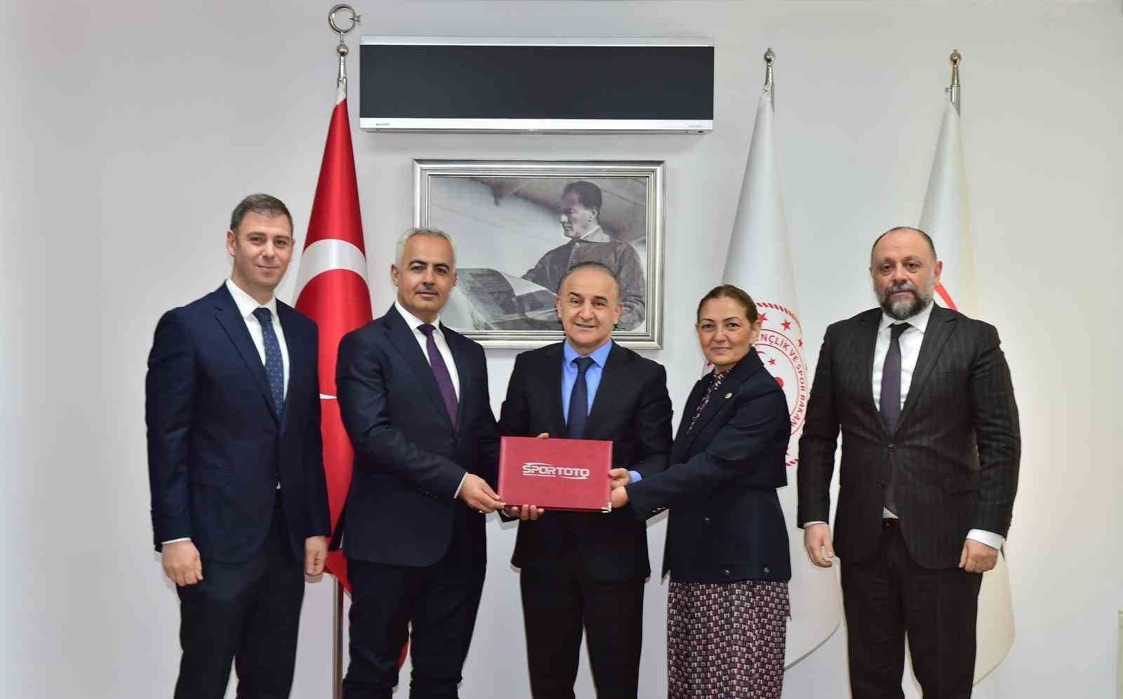 Oltu’ya dev yatırım: Modern spor salonu için imzalar atıldı