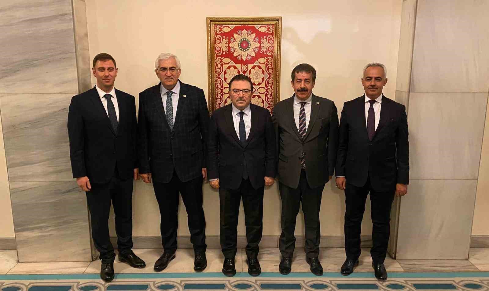 Oltu’ya dev yatırım: Modern spor salonu için imzalar atıldı