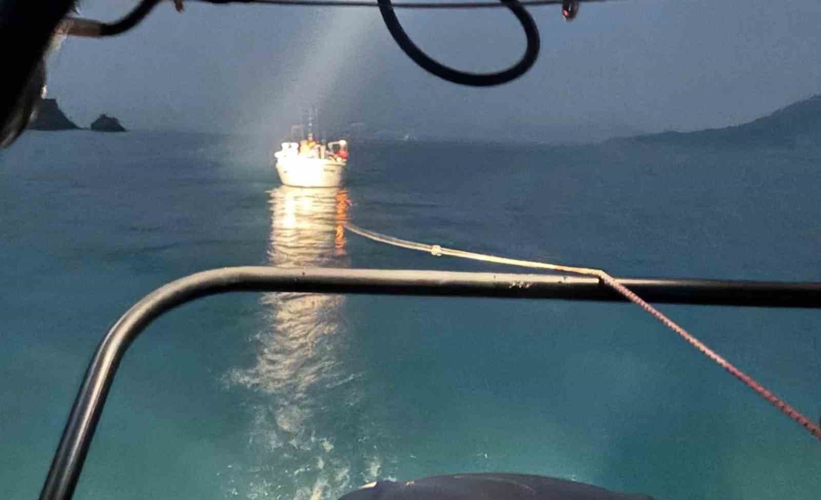 Fethiye’de makine arızası nedeniyle sürüklenen tekne kurtarıldı