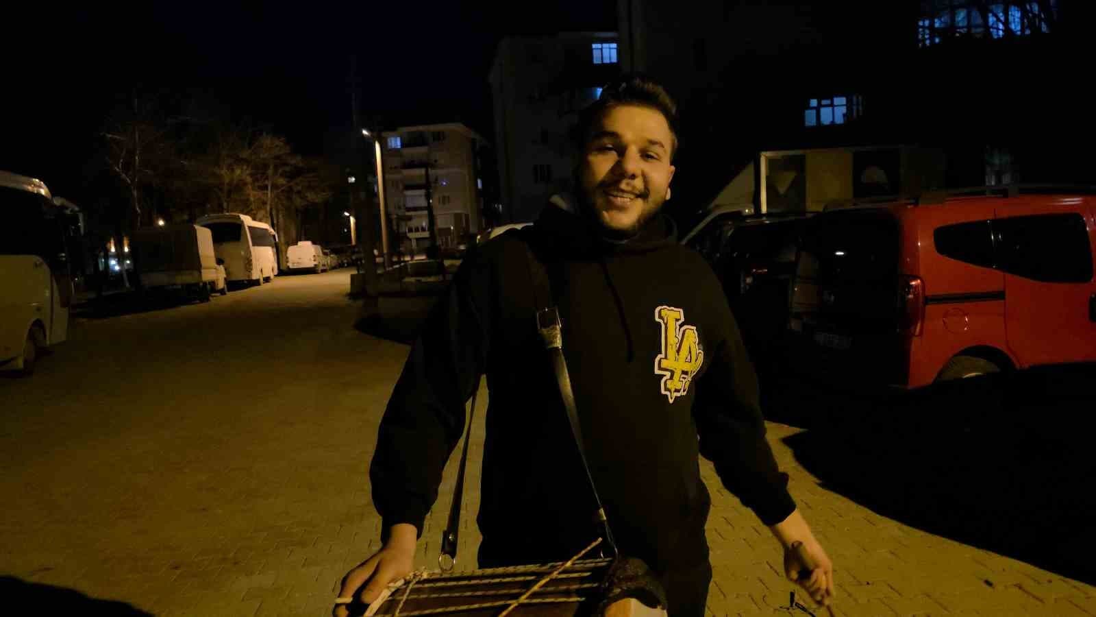 Dedesinden kalan davulla mahalleliyi sahura uyandırıyor