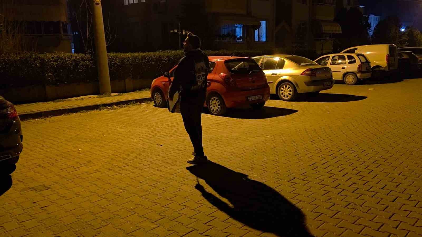 Dedesinden kalan davulla mahalleliyi sahura uyandırıyor