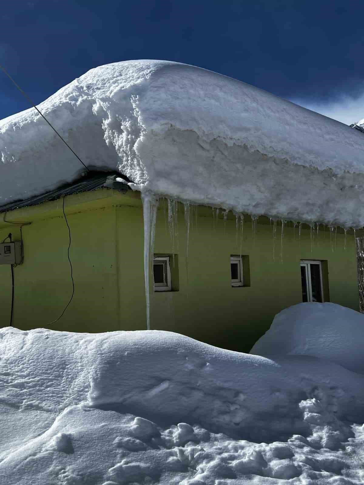 Ovacık’ta kar kalınlığı 2 metreyi buldu, evler kardan kayboldu