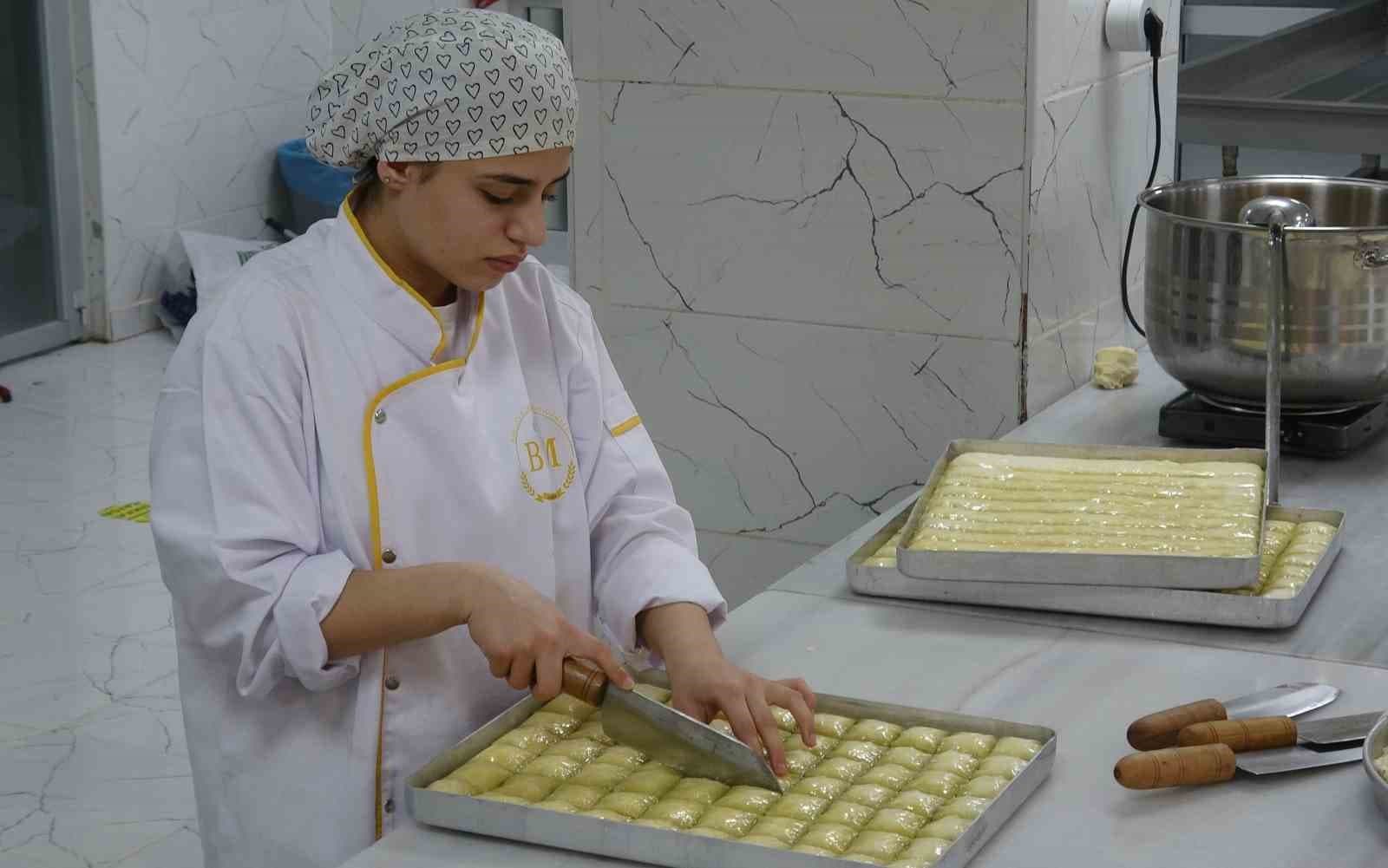 Meslek liseli kızların Ramazan’da baklava mesaisi