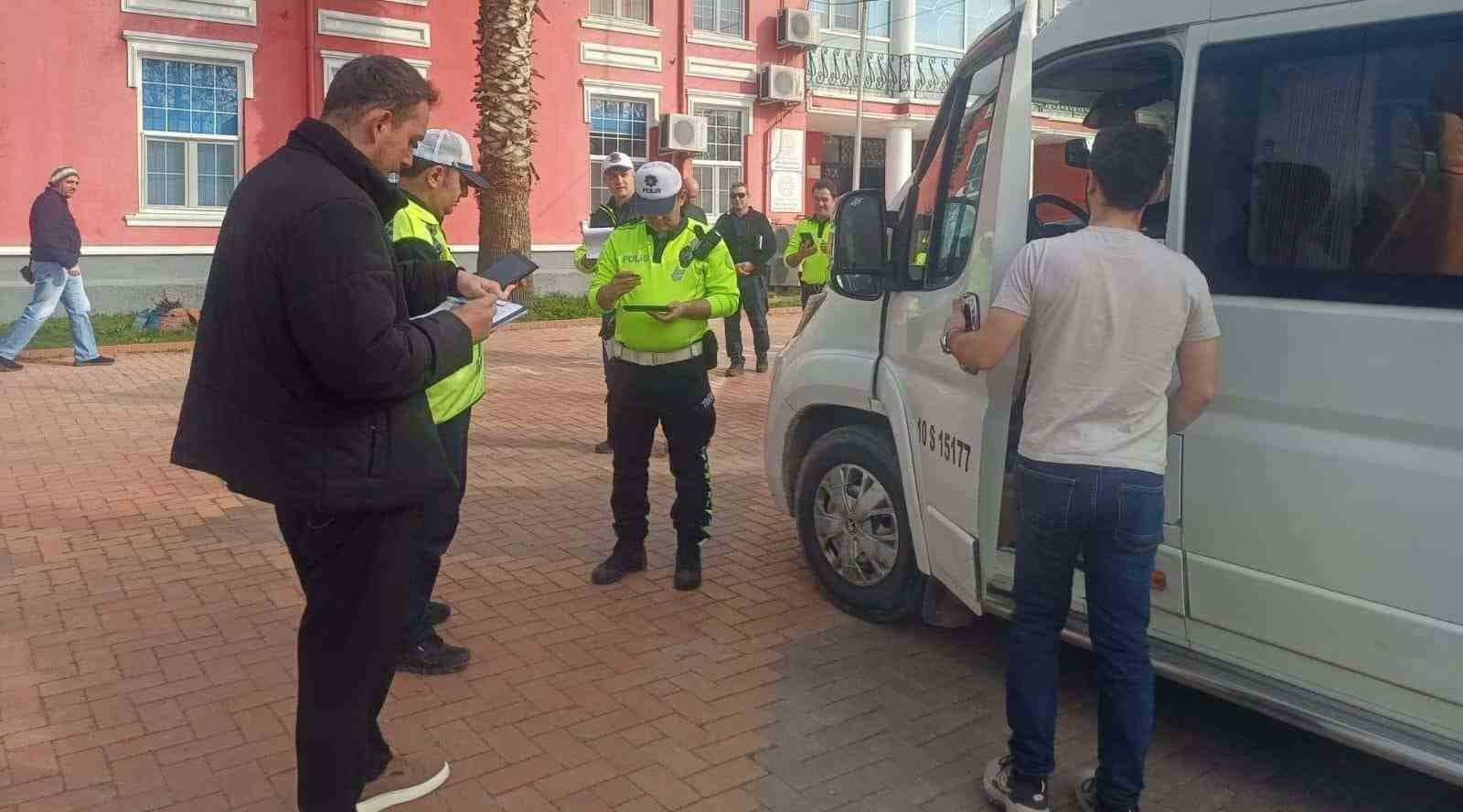 Burhaniye’de okul servisleri denetlendi