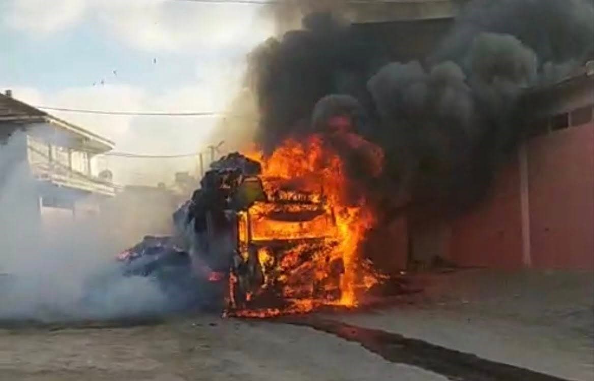 Saman yüklü tır yangında kül oldu