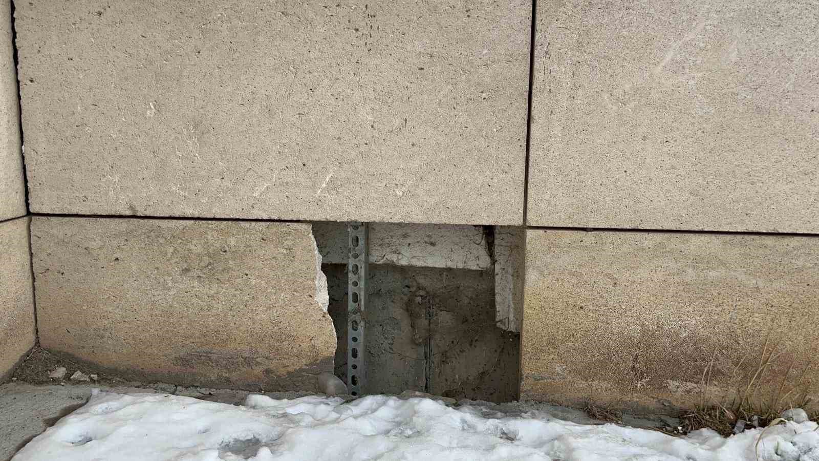 Adilcevaz’da camiye çirkin saldırı: Halılar üzerinde sigara izmaritleri söndürüldü