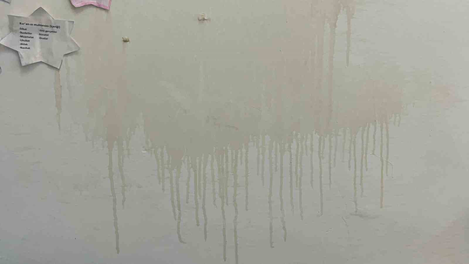 Adilcevaz’da camiye çirkin saldırı: Halılar üzerinde sigara izmaritleri söndürüldü