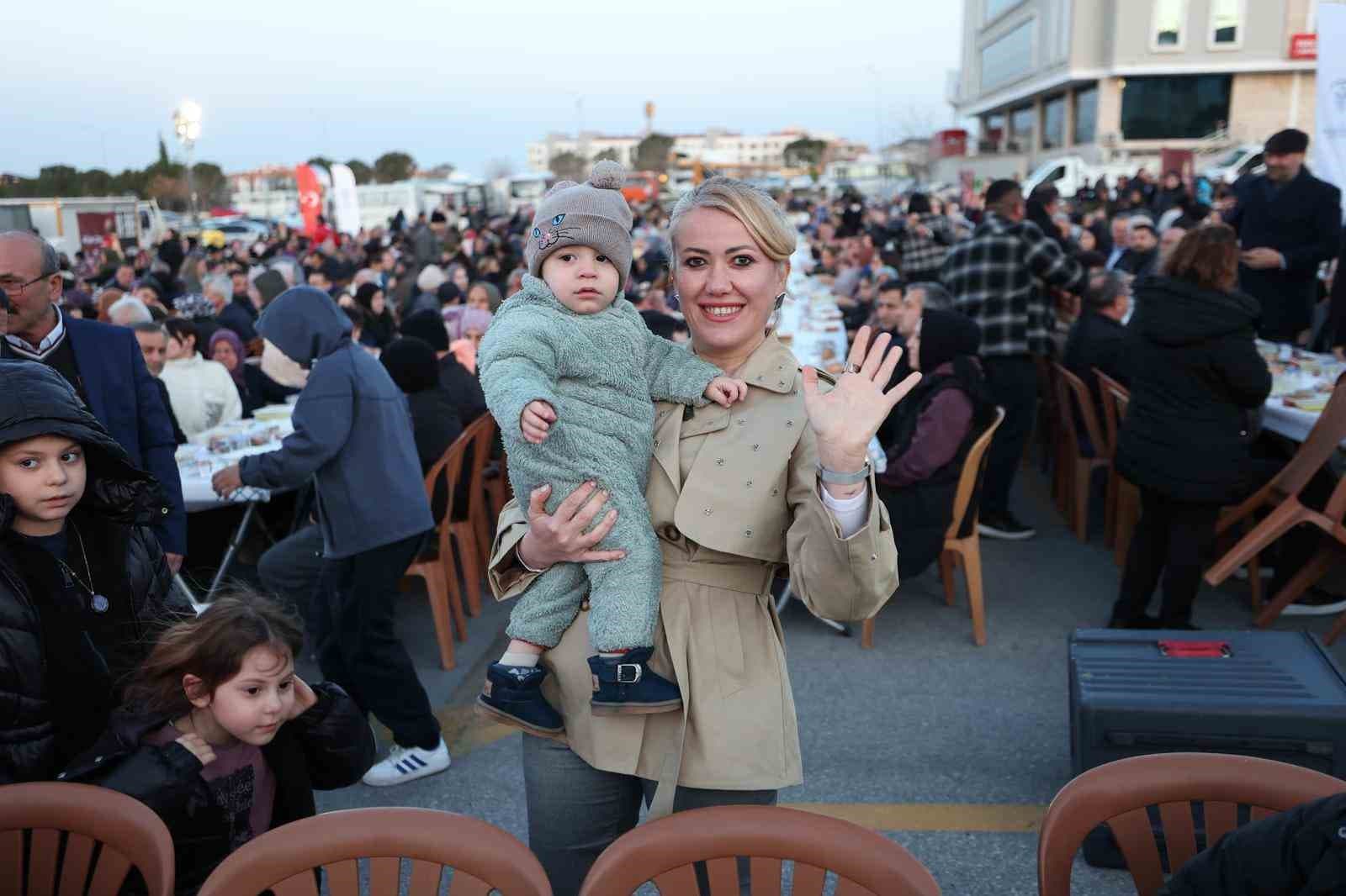Binlerce kişi Merkezefendi Belediyesinin gönül sofrasında buluştu