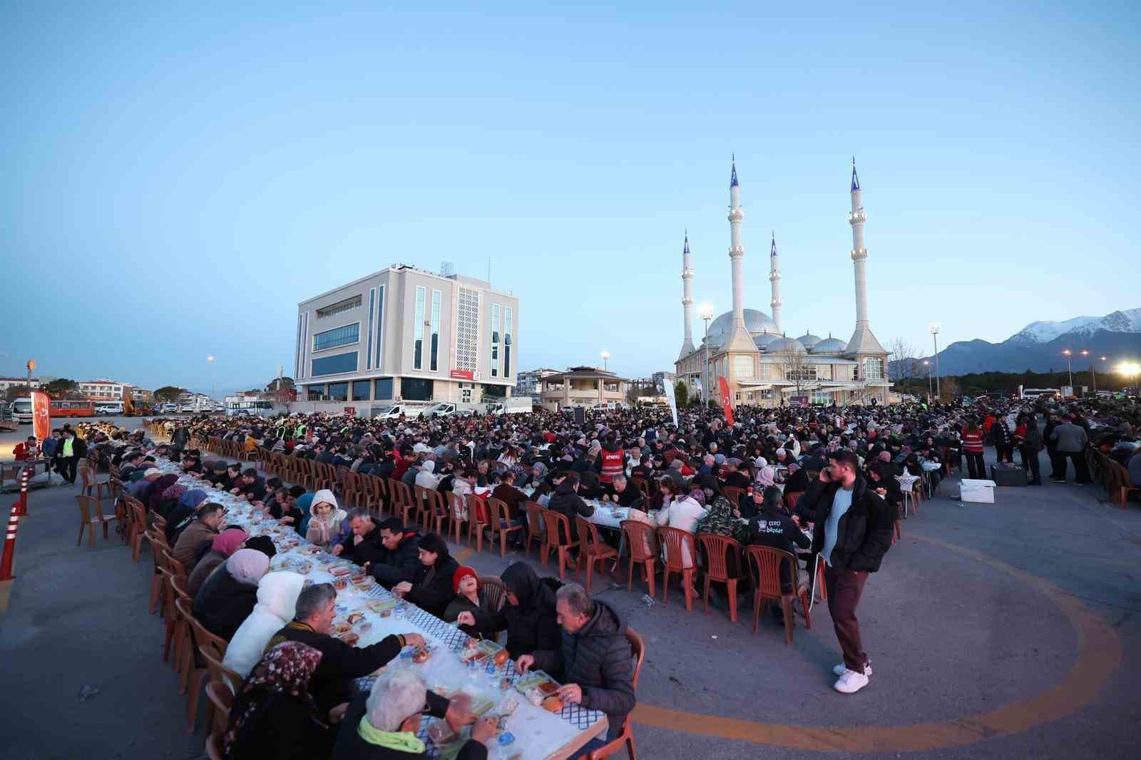 Binlerce kişi Merkezefendi Belediyesinin gönül sofrasında buluştu