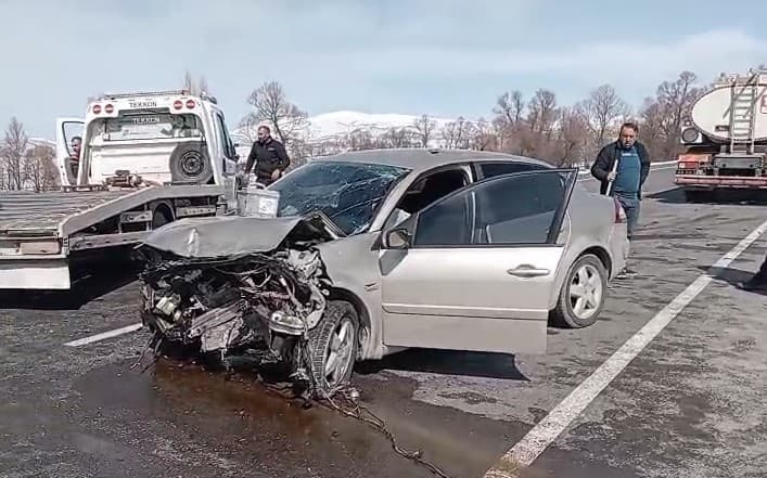 Tokat’ta iki otomobil kafa kafaya çarpıştı: 4 yaralı