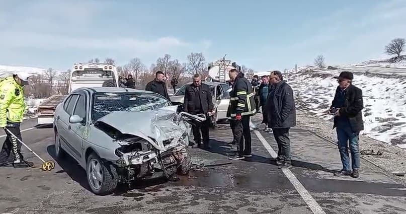 Tokat’ta iki otomobil kafa kafaya çarpıştı: 4 yaralı