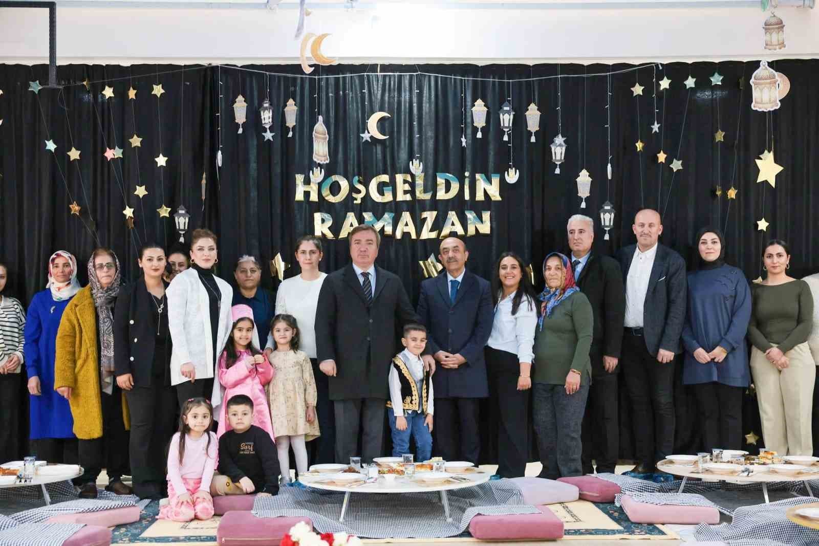 Erzincan’da üç kuşak aynı sofrada buluştu