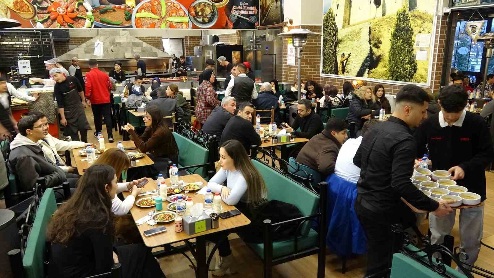 Gaziantep’te kebapçılar iftarda dolup taşıyor