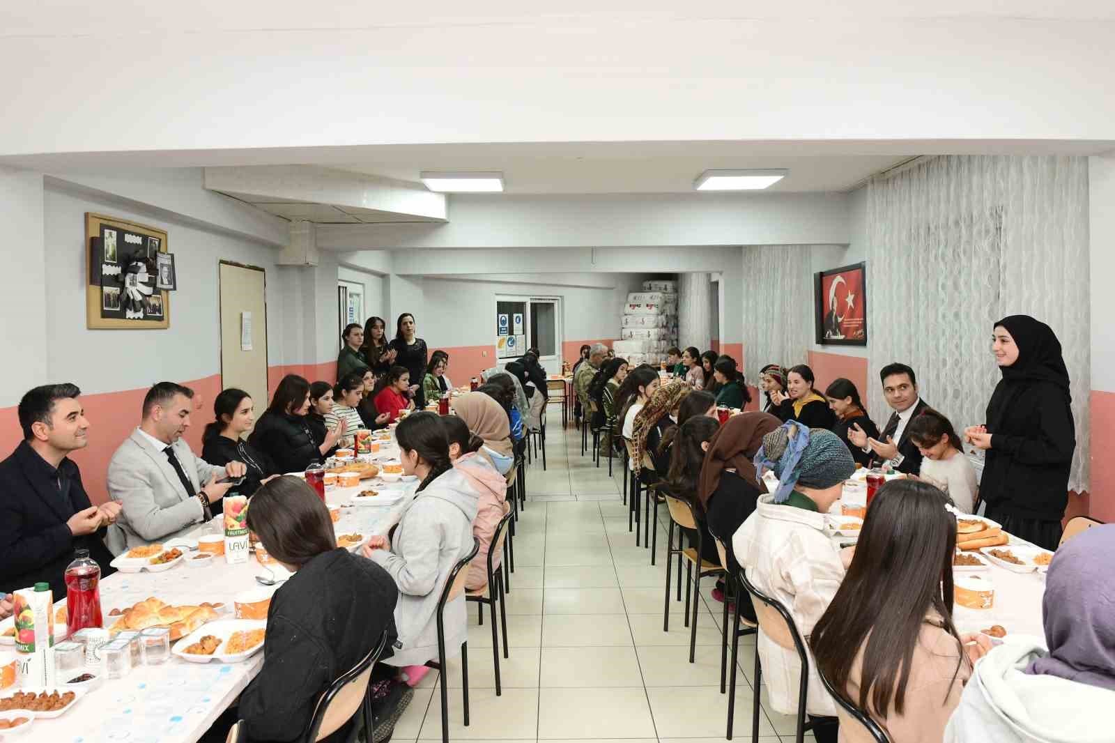 Çatak’ta öğrencilerle iftar programı düzenlendi