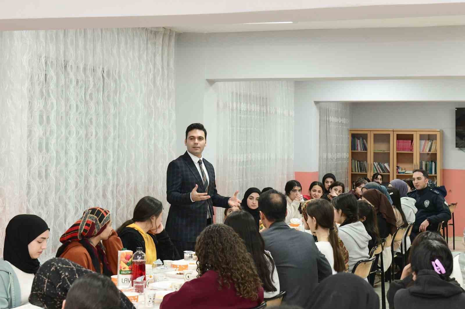 Çatak’ta öğrencilerle iftar programı düzenlendi