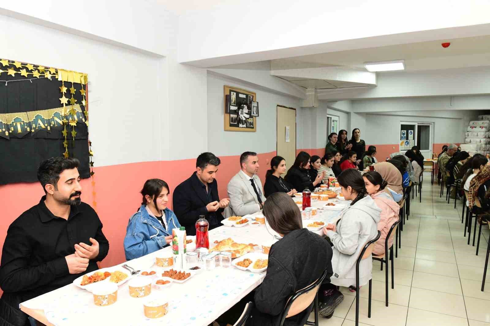 Çatak’ta öğrencilerle iftar programı düzenlendi