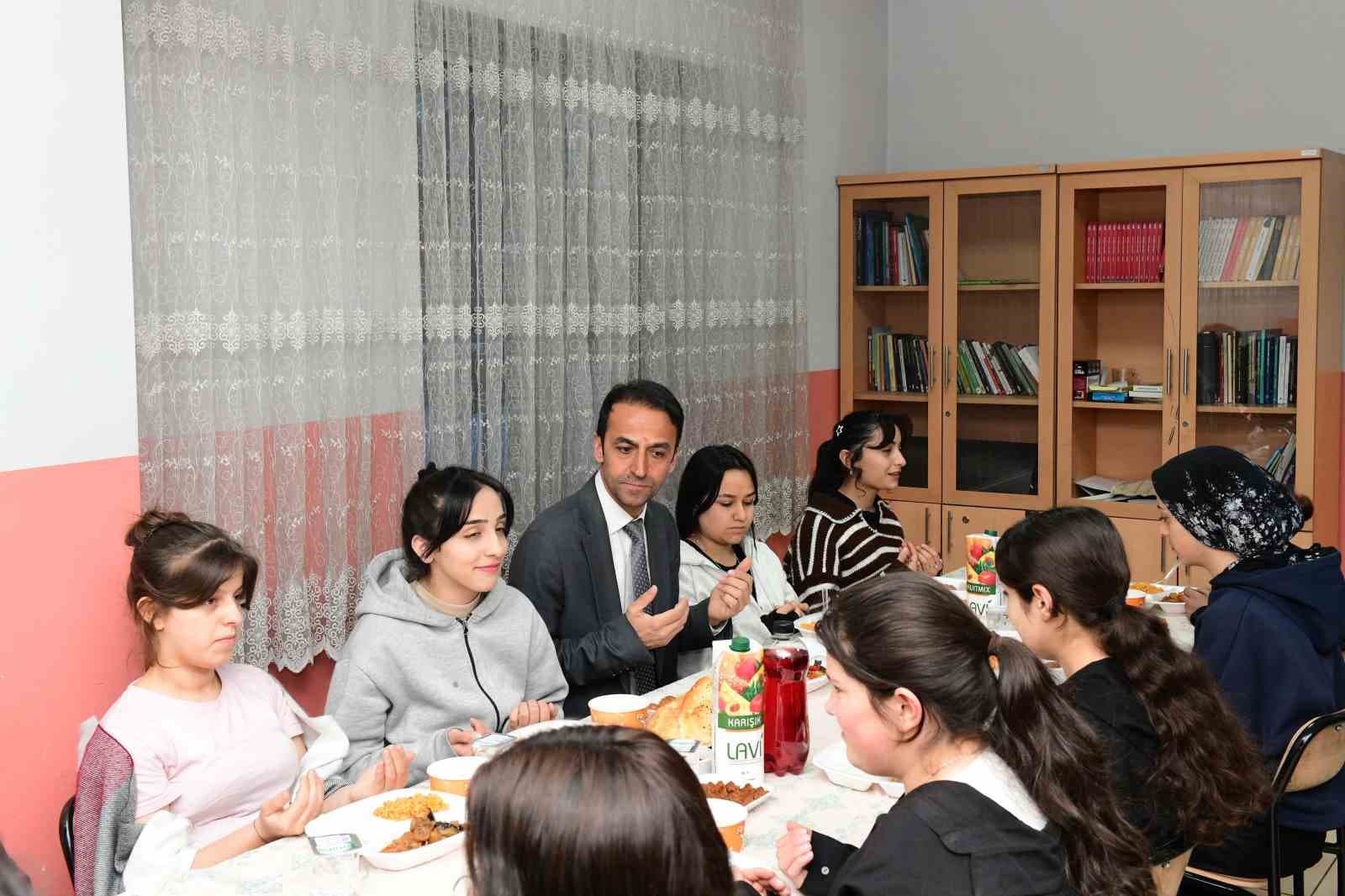 Çatak’ta öğrencilerle iftar programı düzenlendi