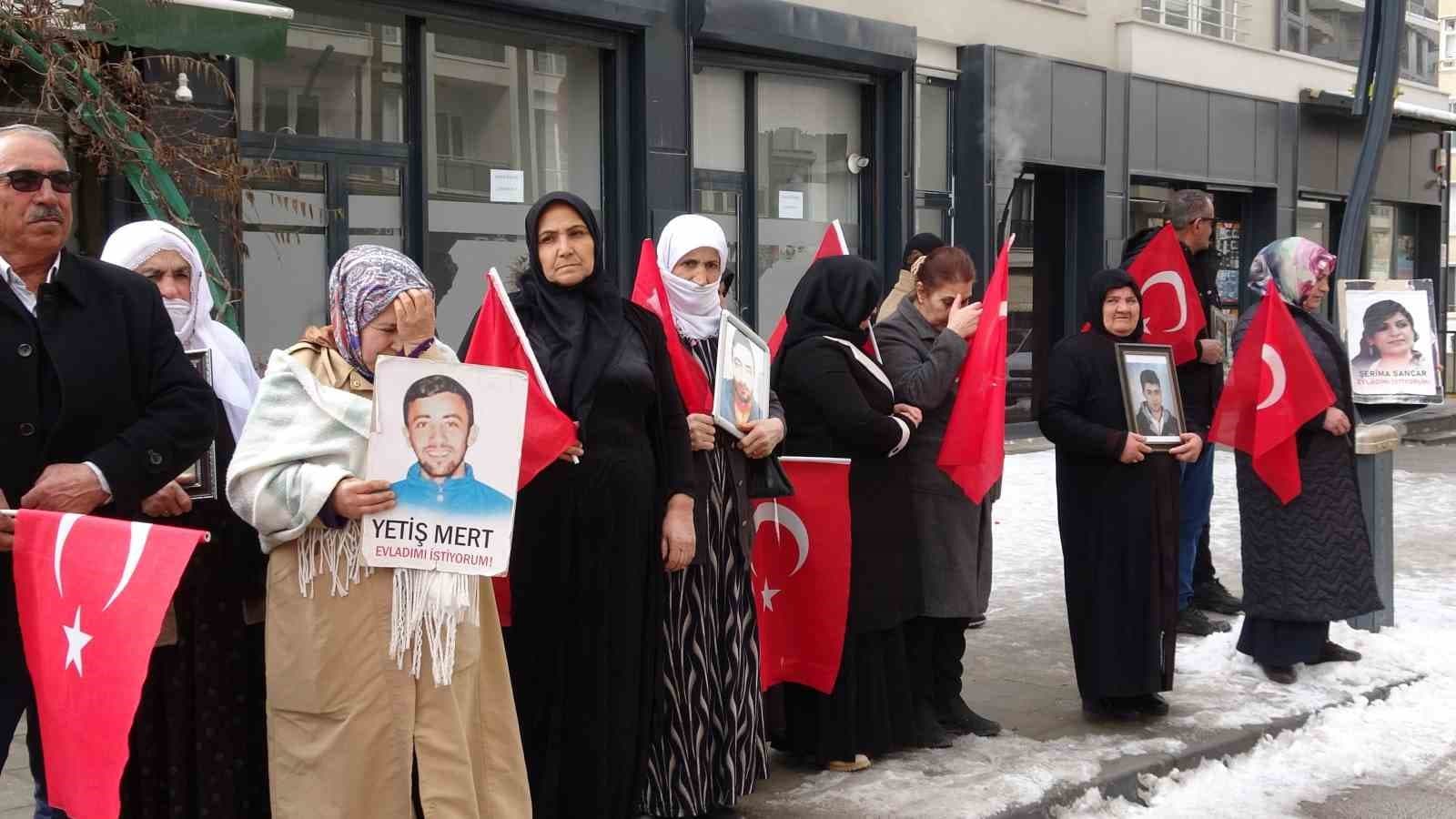 Vanlı anne: "Artık çocuklarımızı gömmeyelim, silahlarımızı gömelim"