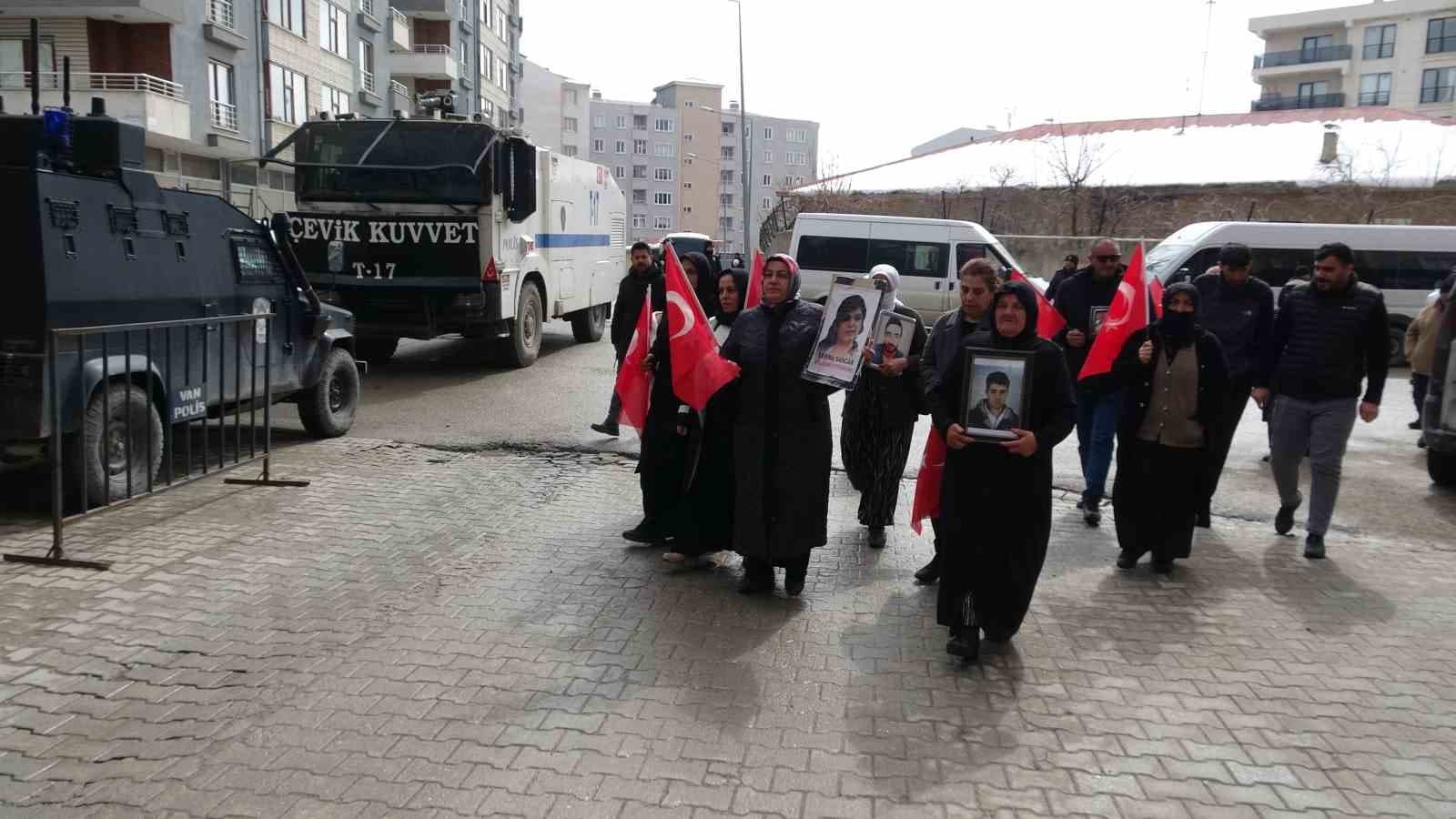 Vanlı anne: "Artık çocuklarımızı gömmeyelim, silahlarımızı gömelim"