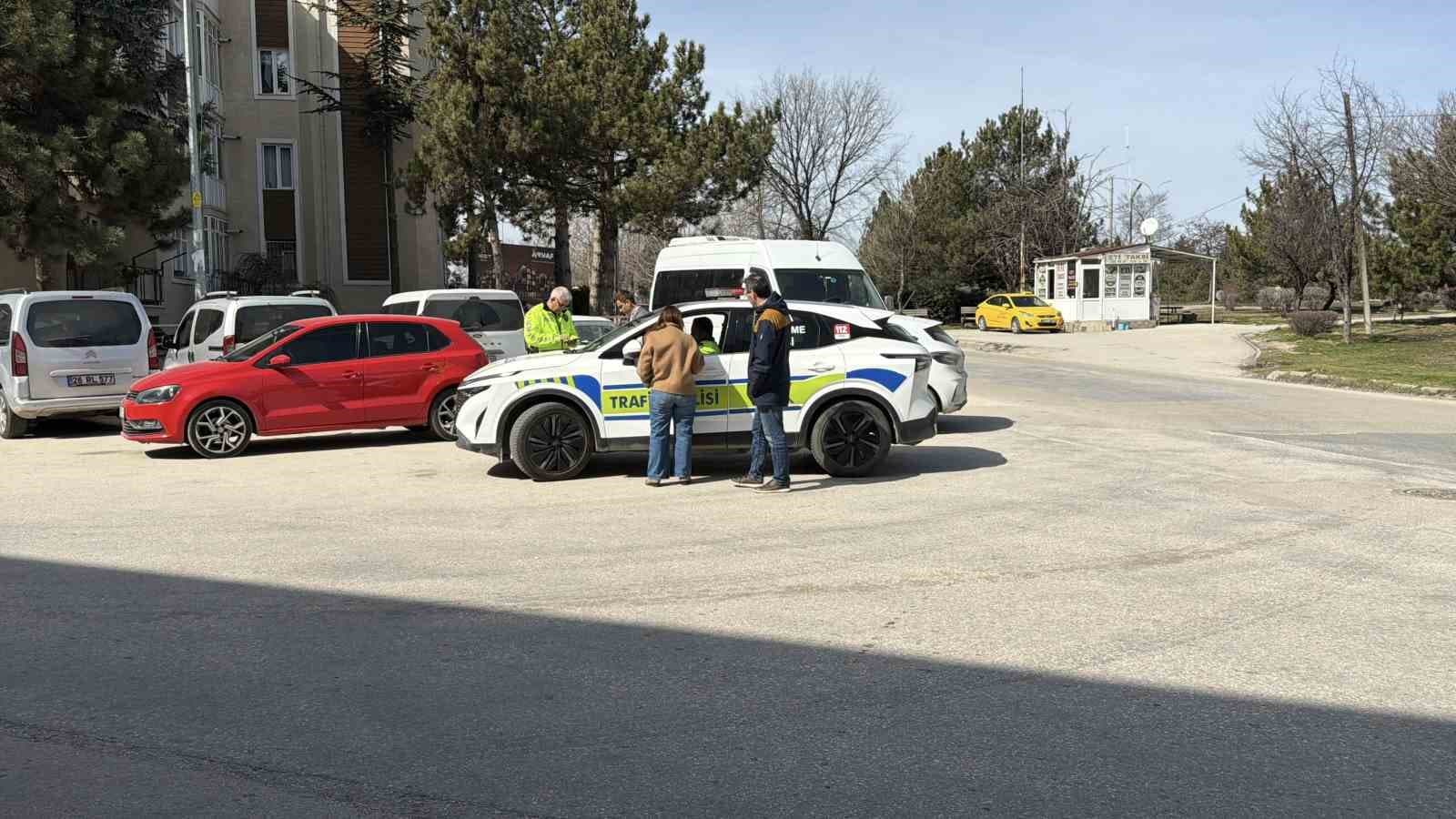 Fren yapmak yerine gaza basan otomobil süpermarkete girdi