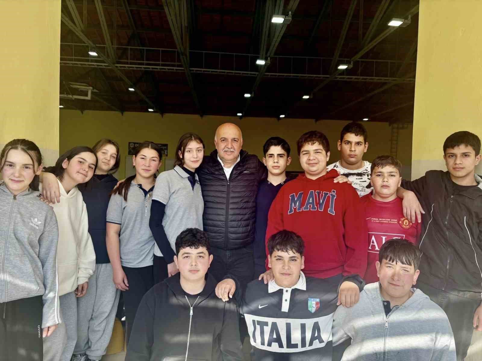 Ortaokul öğrencileri bilek güreşinde madalyalara ambargo koydu