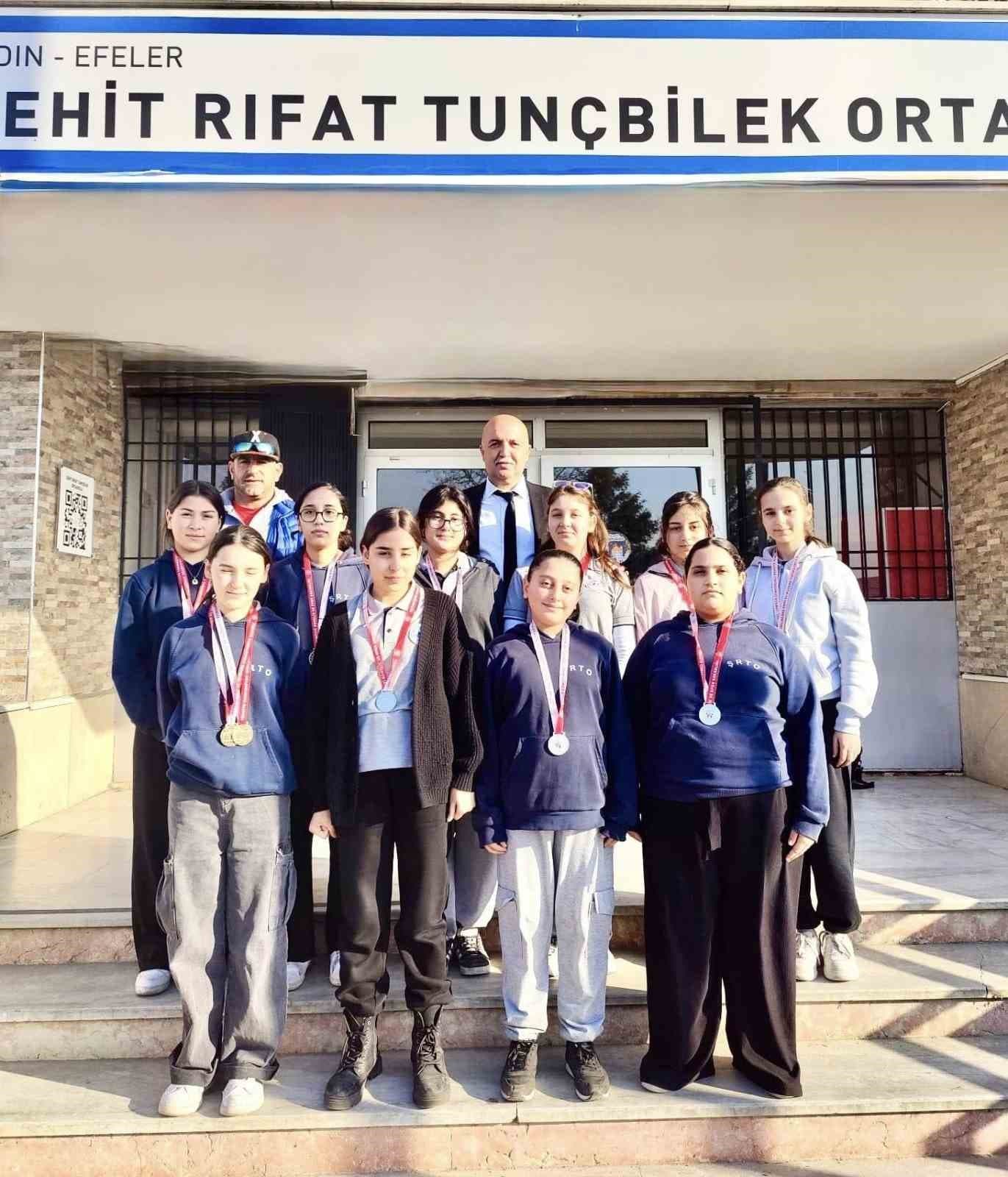 Ortaokul öğrencileri bilek güreşinde madalyalara ambargo koydu