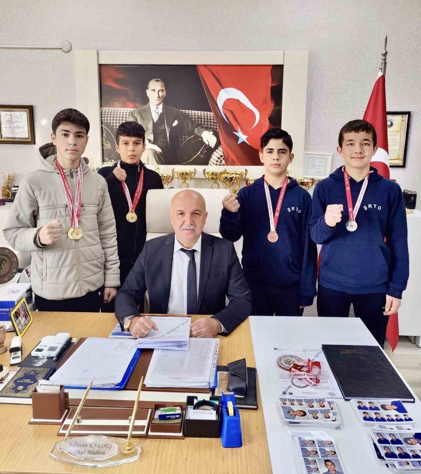 Ortaokul öğrencileri bilek güreşinde madalyalara ambargo koydu