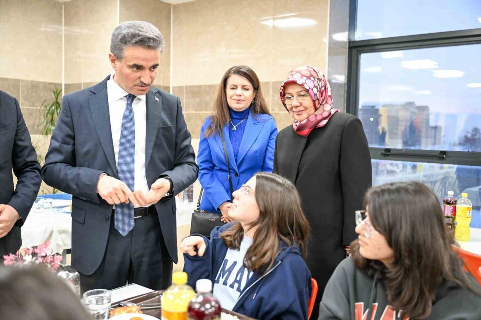 Vali Baruş öğrencilerle iftar yaptı