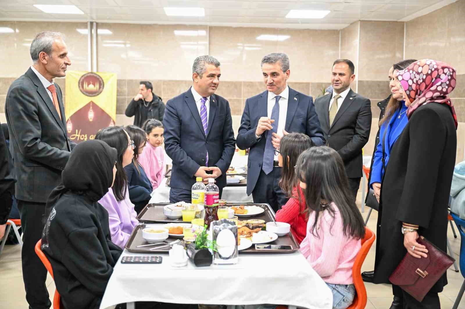 Vali Baruş öğrencilerle iftar yaptı