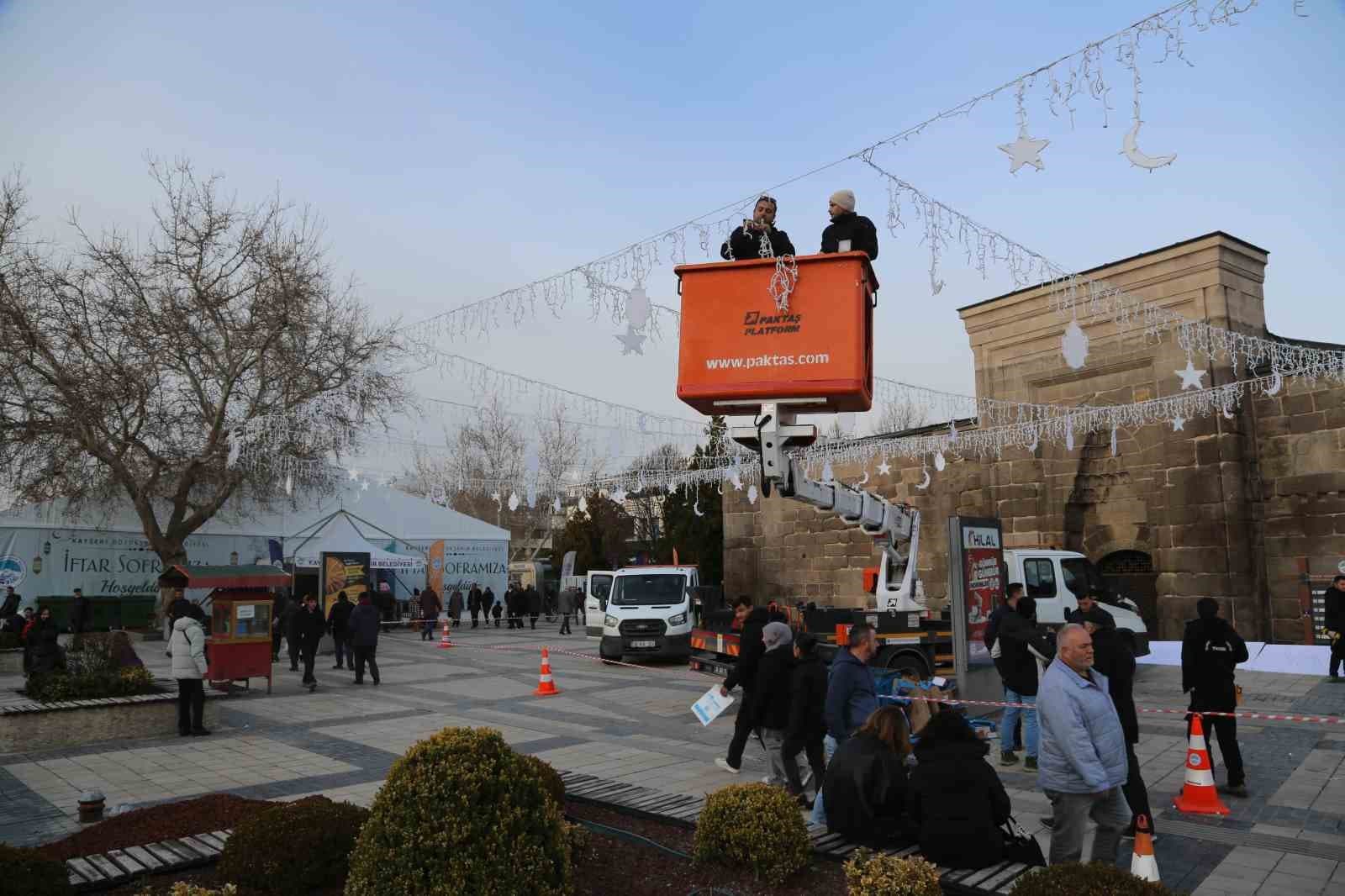 Hunat Cami ışıklarla donatıldı