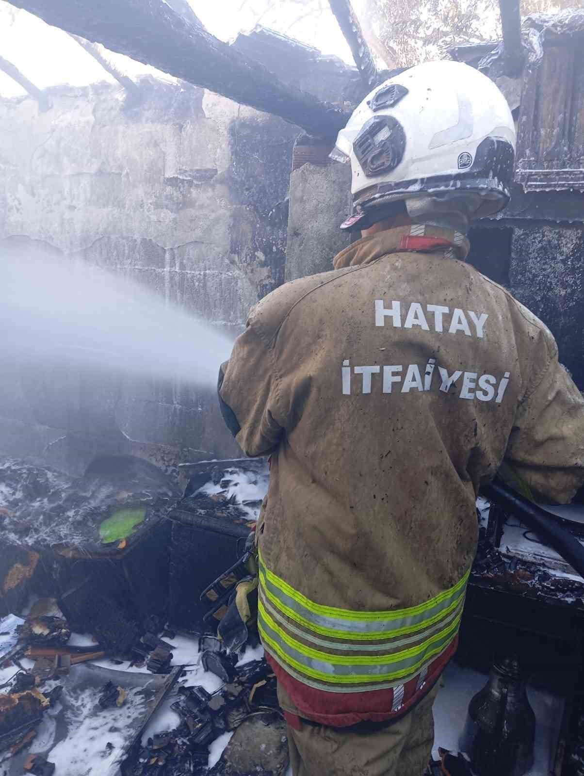 Antakya’da müstakil ev alevlere teslim oldu