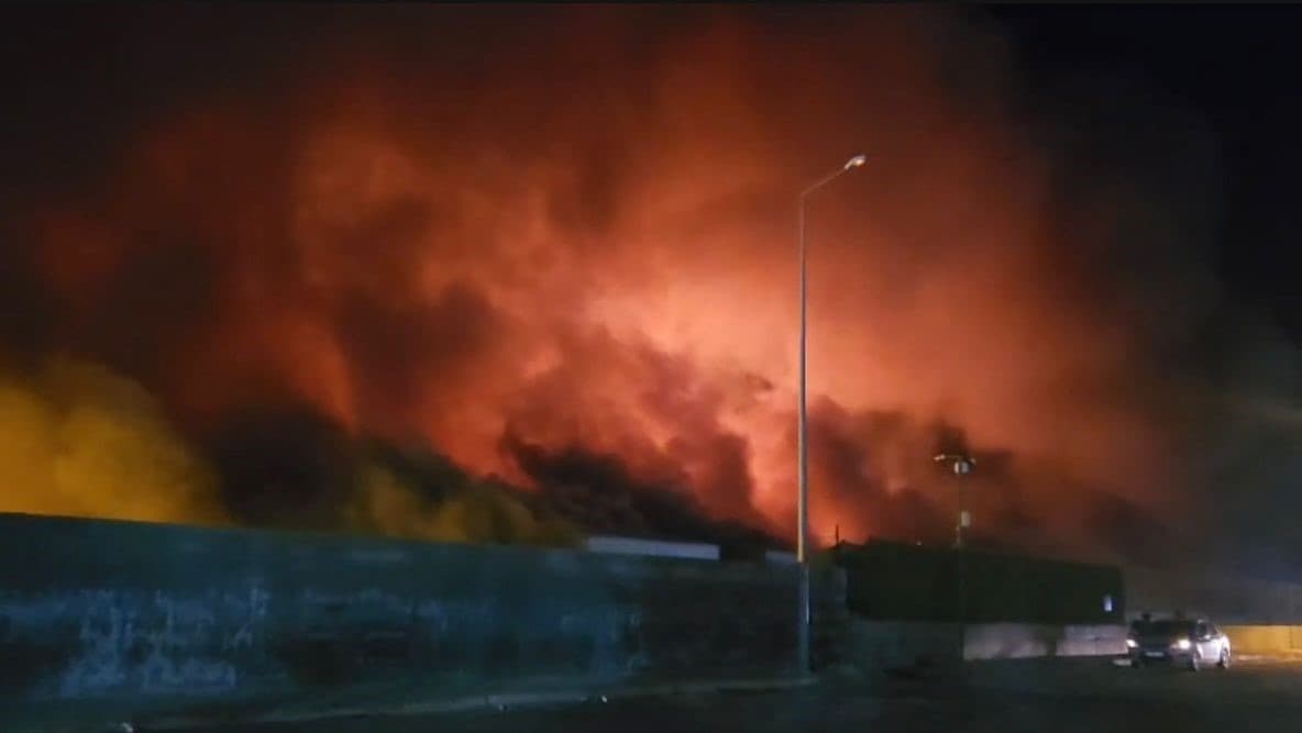 Kadirli OSB’de tavuk fabrikasında yangın: Ekipler müdahale ediyor