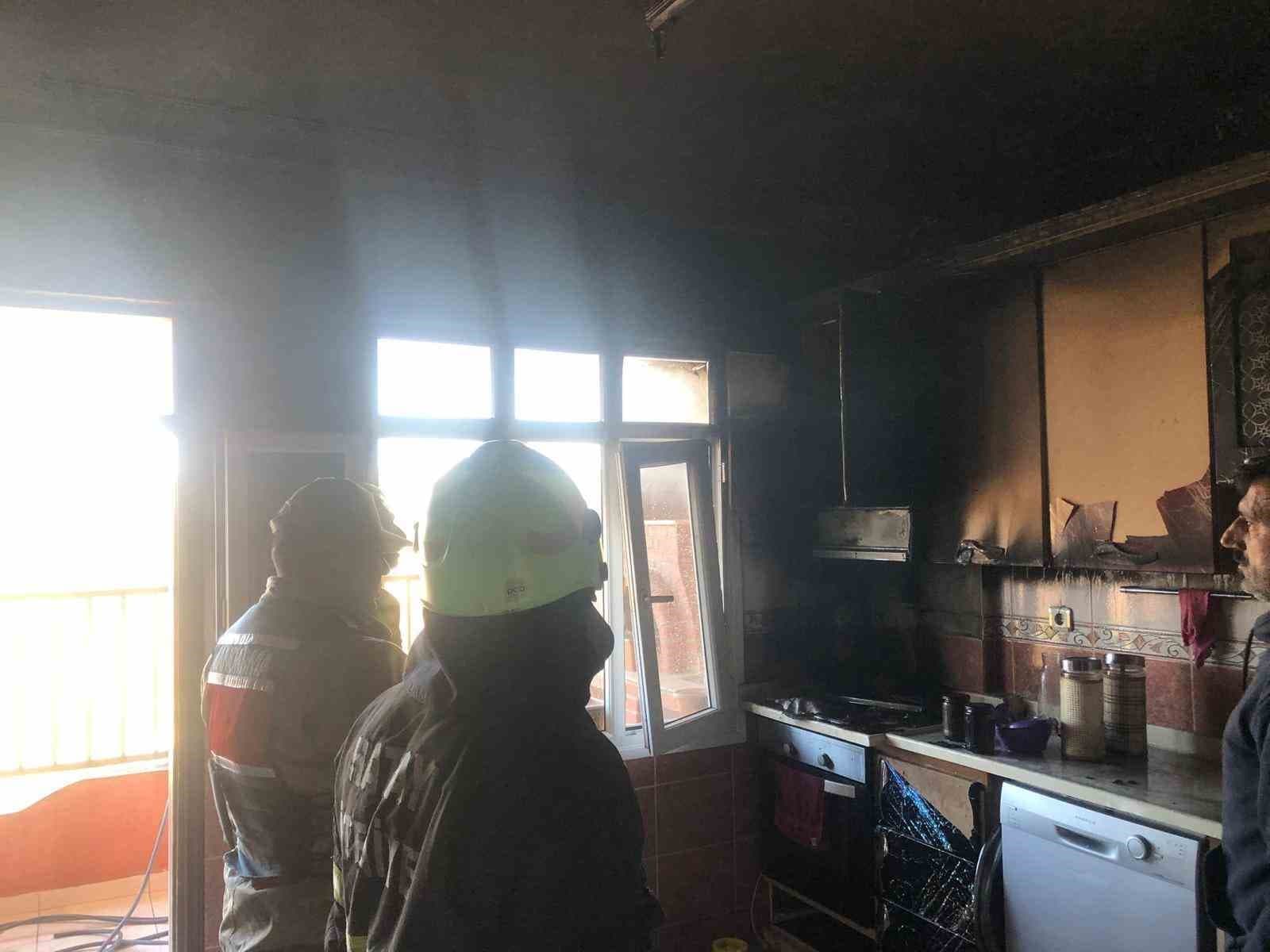 Samandağ’da evin mutfağından alevler yükseldi