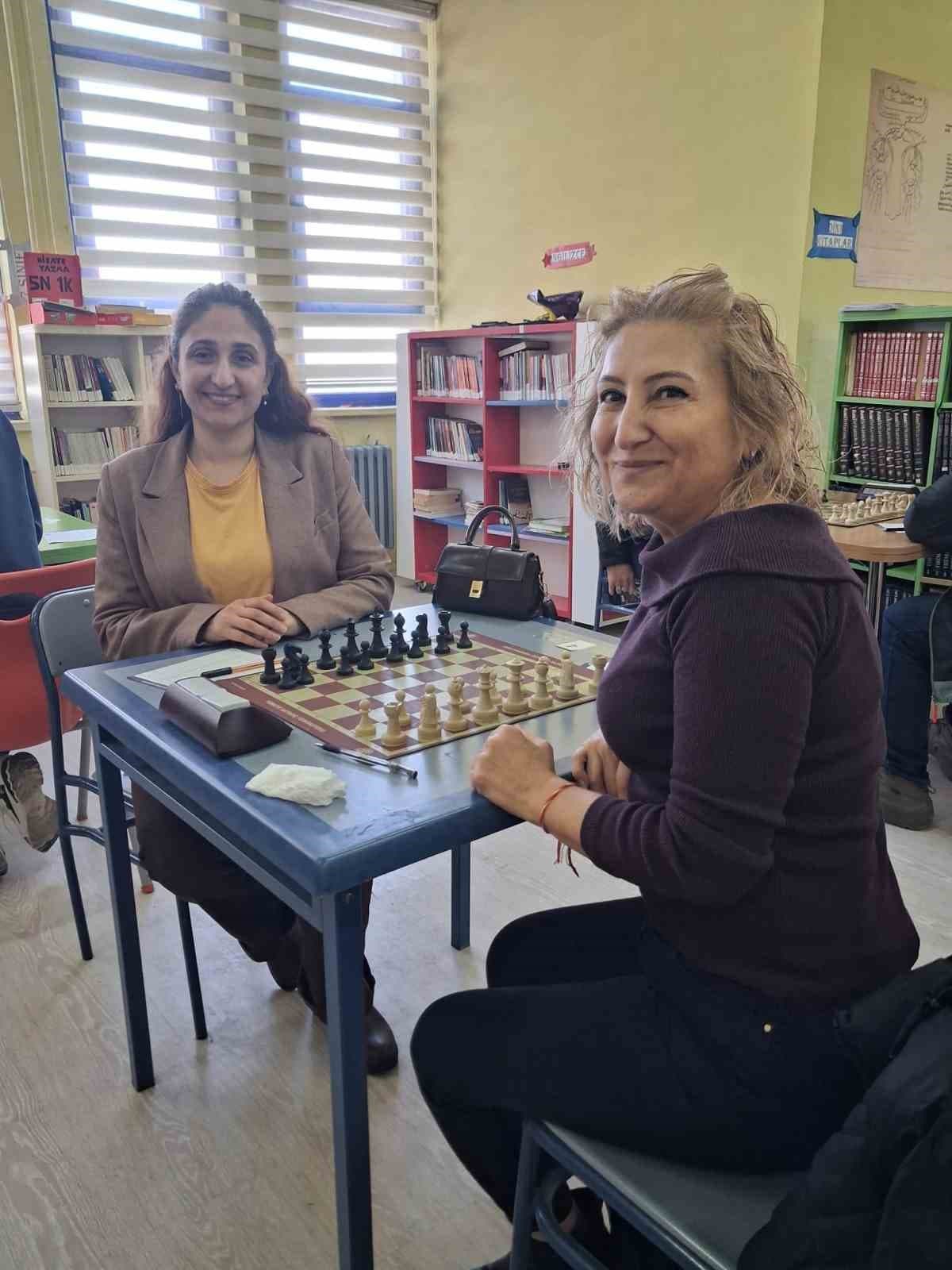 Kars’ta Yeşilay Haftası’na özel satranç turnuvası yoğun ilgi gördü